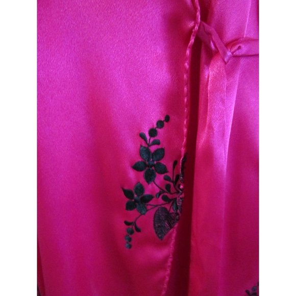 Sabrina by Mervyns Raspberry Black Embroidered Flower Short Robe Large GUC - Picture 12 of 16